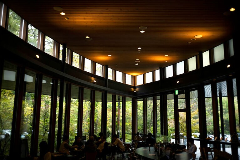 天井が高く、大きな窓から森の緑を眺める気持ちのいいダイニング。