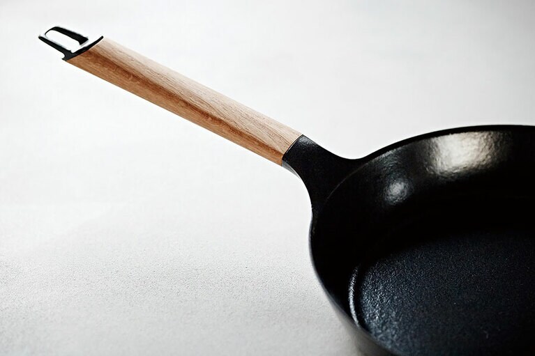 削り出しのウッドハンドルが、うっとりするほど美しく握り心地も抜群。