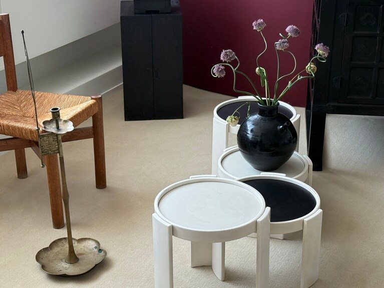 ヨーロッパのヴィンテージインテリアと韓国の伝統家具が調和している。絶妙ミックスでモダンな雰囲気に。