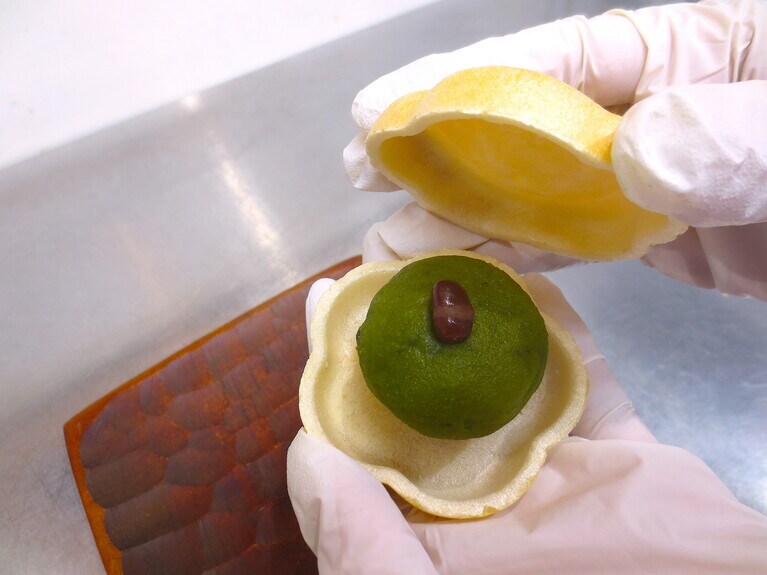 食べる時に、餡をカップから出し、皮にのせて挟みます。餡は冷蔵庫で保存。