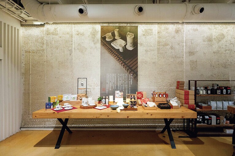 1階には高品質なグロッサリーや食器が並ぶ。