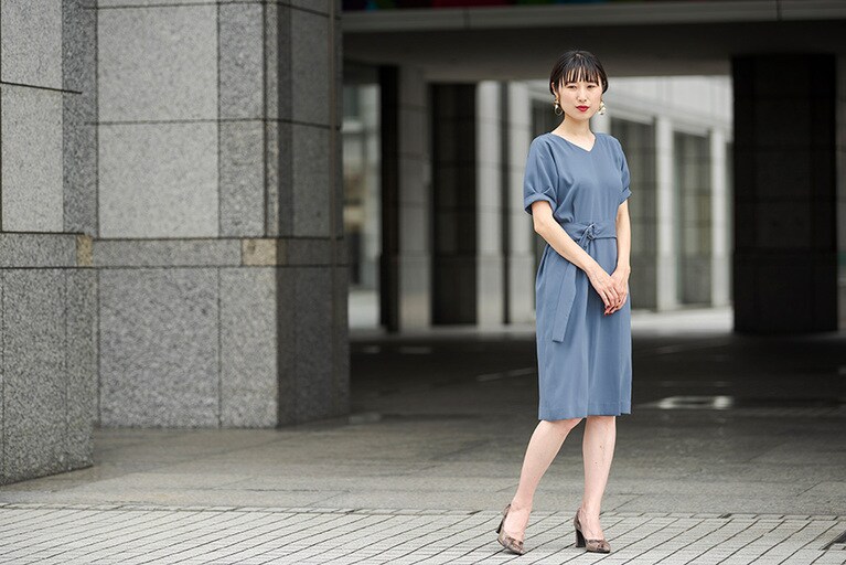 スリーブタックVネックワンピース15,500円／STUDIOUS、ミッドヒールポインテッドパンプス28,000円／CITY（STUDIOUS WOMENS 新宿店03-5925-8966)、イヤリング本人私物。