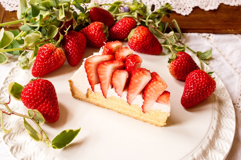 「特選 静岡県産 “紅ほっぺ”のタルト」piece1,512円／whole(25cm)15, 120円 ※グランフロント大阪店、京都、福岡では“紅ほっぺ”ではなく、福岡県産の“あまおう”を使用。