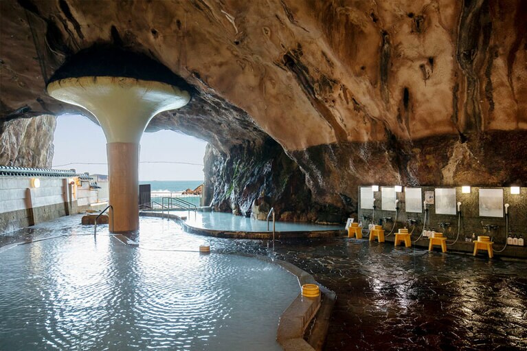 ホテル浦島［和歌山／南紀勝浦温泉］大洞窟風呂 忘帰洞。