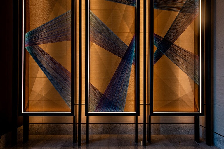 ロビーフロアのアート。日本伝統の「水引」と幻想的な光が生みだす陰影が美しい。