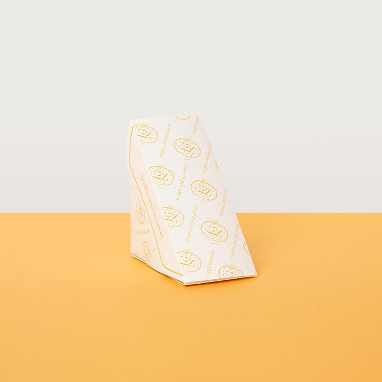 外側は「fruits and season」の総ロゴで、ふたを開けるとフルーツのカラフルな断面があらわれるつくり。