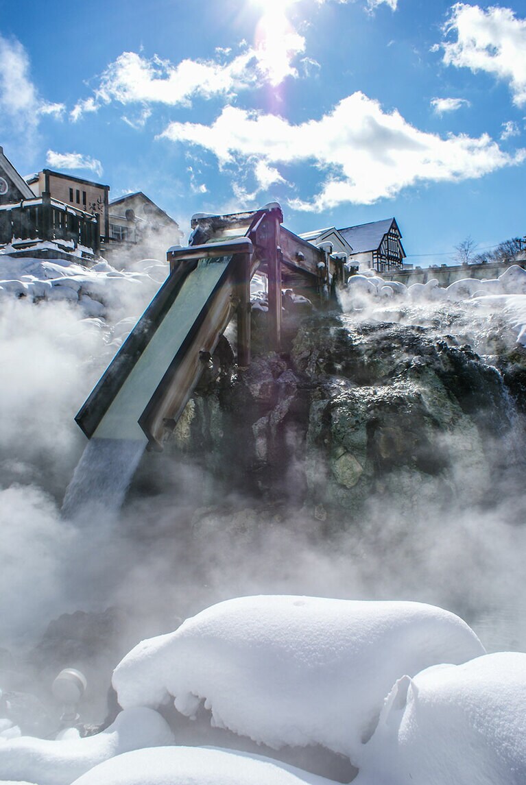 草津温泉の湯畑。写真：アフロ