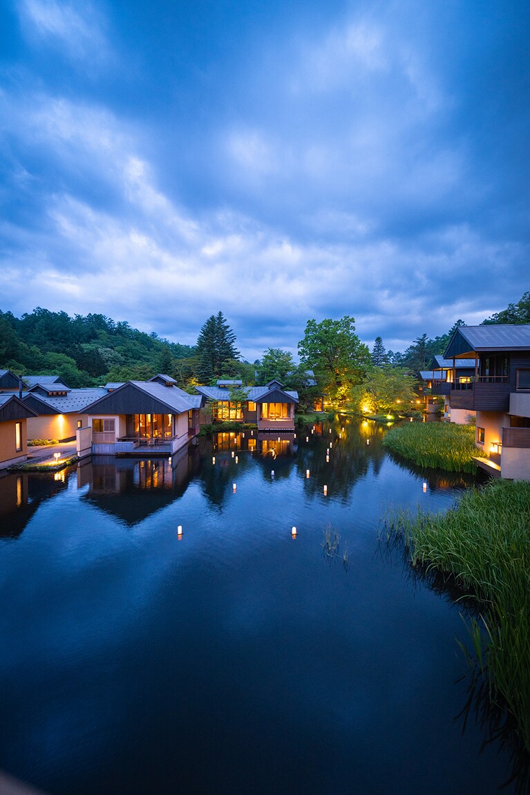 水辺に客室が並び、夕暮れには独自の情緒を醸す星のや軽井沢。