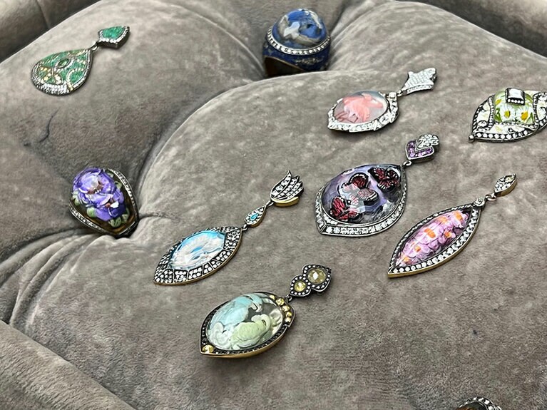 それぞれのペンダントトップの中に、花や蝶、鳥などが立体的に創られているので、見る角度によって表情が変わる。