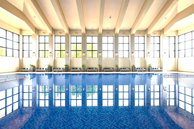 水温30℃に保たれたインドアプール。ウォータースライダー付きでキッズも大喜び。