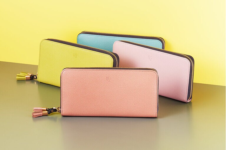 Shiki(シキ) ラウンドファスナー長財布 上から時計回りに、ひすい、とき、かわらけ、わかば(W19.5×H10×D2.5㎝)各30,000円。