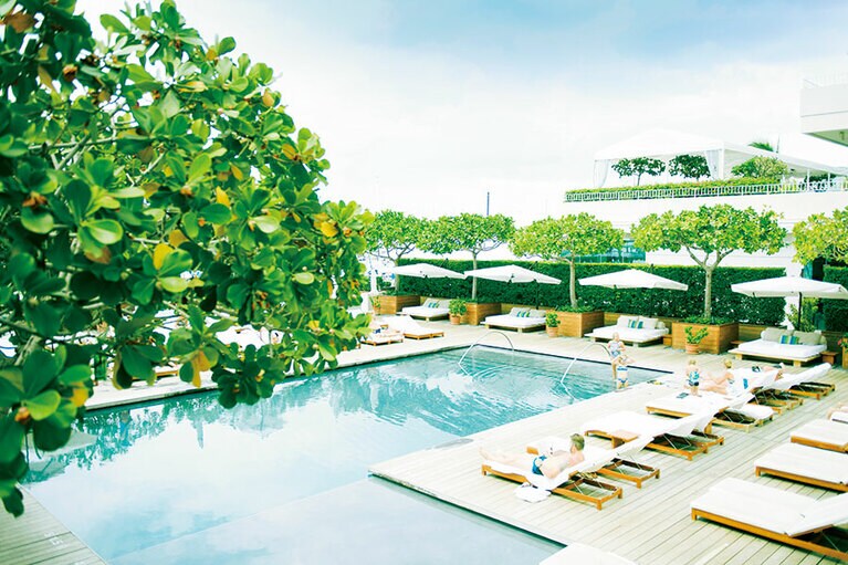 【ザ・モダン・ホノルル】庭園のような緑溢れるプール