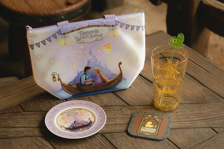 対象メニューにプラスすることができる「スーベニアランチケース」1,300円、「スーベニアプレート」650円、「スーベニアタンブラーセット」1,400円。