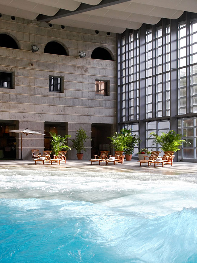 左：イタリアの有名建築家が設計した、非日常感あふれるリゾート内。
右：真冬でもビーチ気分を楽しめる、波の出るプール「イル マーレ」。