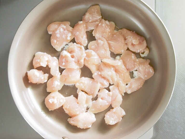 フライパンを温め、オリーブオイルをしき（2）のささみ肉を入れ加熱する。