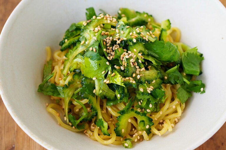 ゴーヤと香菜のナムルのっけ麺。