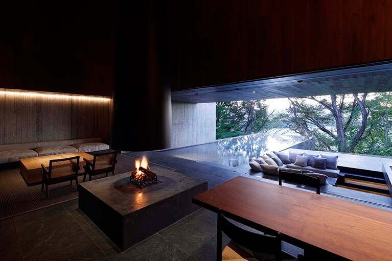 焚き火を囲む、広々としたリビング・ダイニング。©KOZO TAKAYAMA