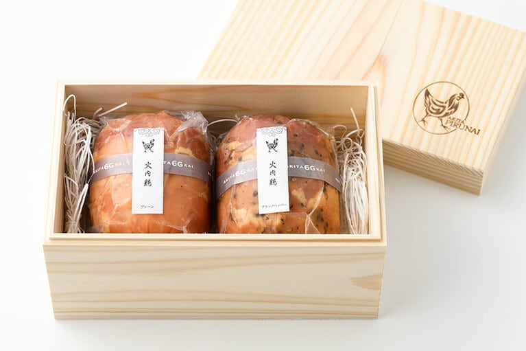 秋田比内地鶏≪火内鶏≫ブロックハム 杉箱入り プレーン、ブラックペッパー 各250g 5,940円／あきた六次会