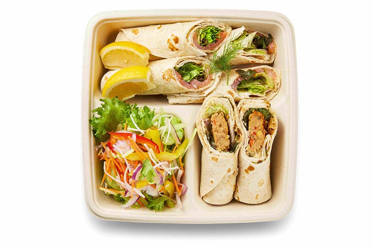 ラップサンドの盛り合わせ(サーモン・ベジソーセージ) 1,000円。