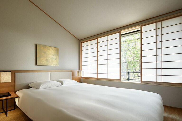 由縁別邸代田［東京／世田谷代田］プレミアムコーナーダブルの客室。Photo：Nacasa & Partners