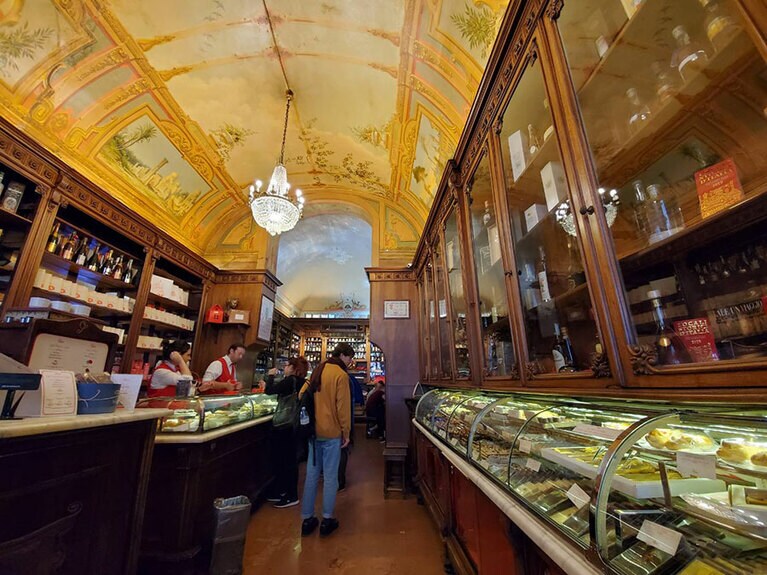 イタリアの美しいバール。イタリアには約16万軒程のバールがあると言われており、イタリア人には各々日常的に行くお気に入りのバールがある。余程のことがない限り他のバールに浮気したりはしない。