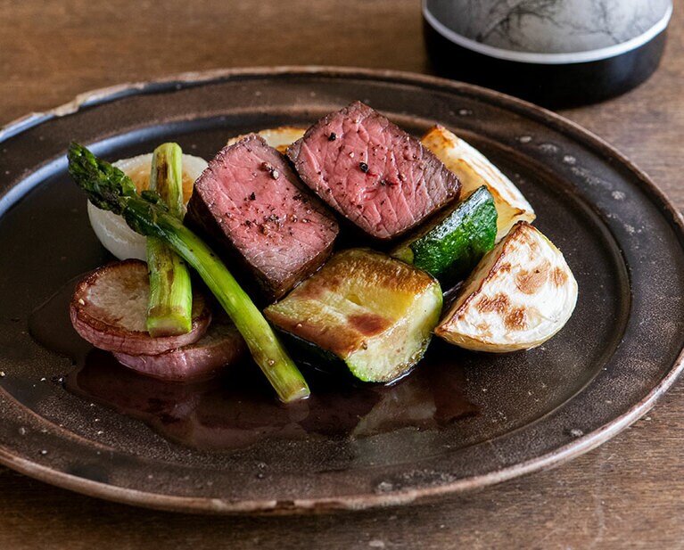 “信州プレミアム牛内モモのロースト赤ワインペッパーソース” 4,180円。「アパチャーファーム」のメルローがよく合う。