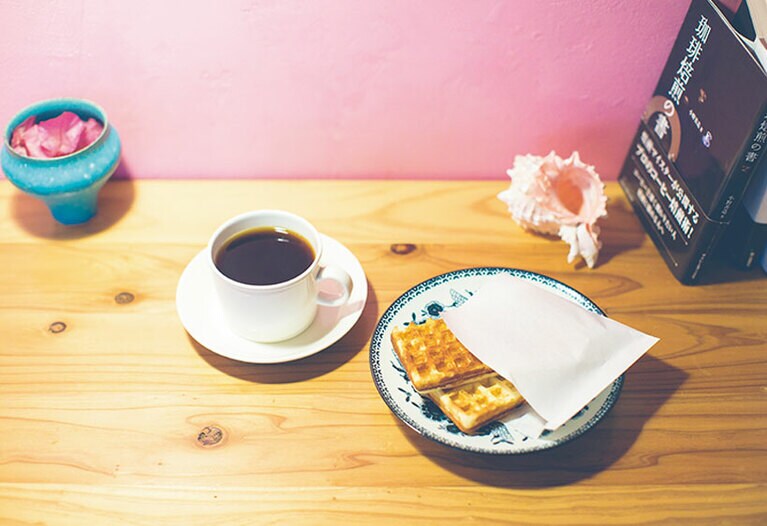 6種類の豆から選べる〈珈琲〉 400円(税込)。手焼きの〈ブリュッセルワッフル〉 300円(税込)。