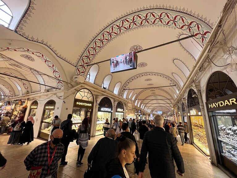 ドームが連なる天井がエキゾチックだ。