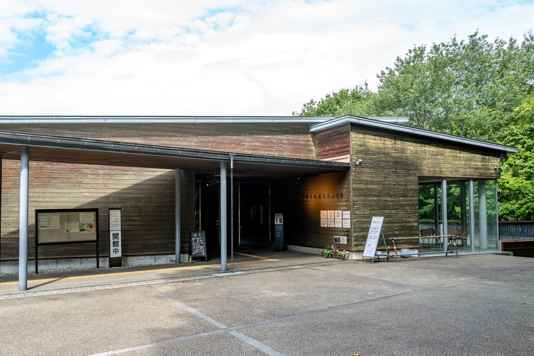 「茅野市尖石縄文考古館」外観。