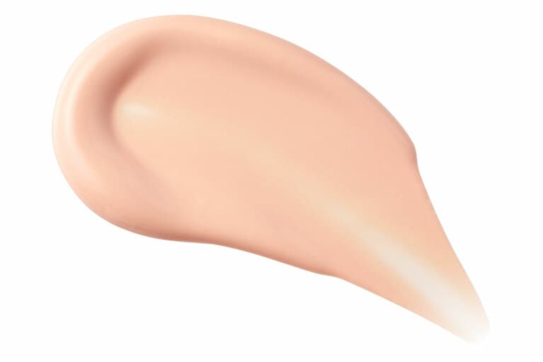 02 リッチグロウは、ほんのりピンク感のあるベージュカラー。