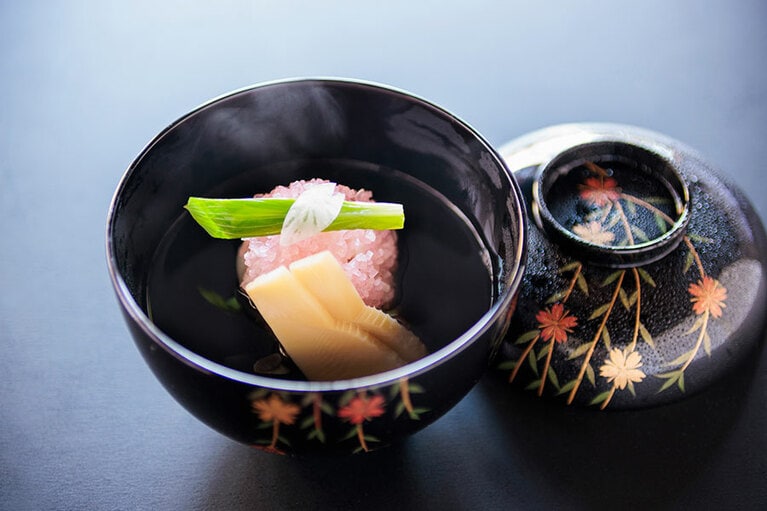 お椀はどっしりとした出汁に、道明寺にくるんだ白身の魚、新筍にうるい。