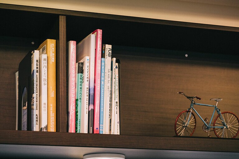 車内上部には岡山や旅にまつわる本も。