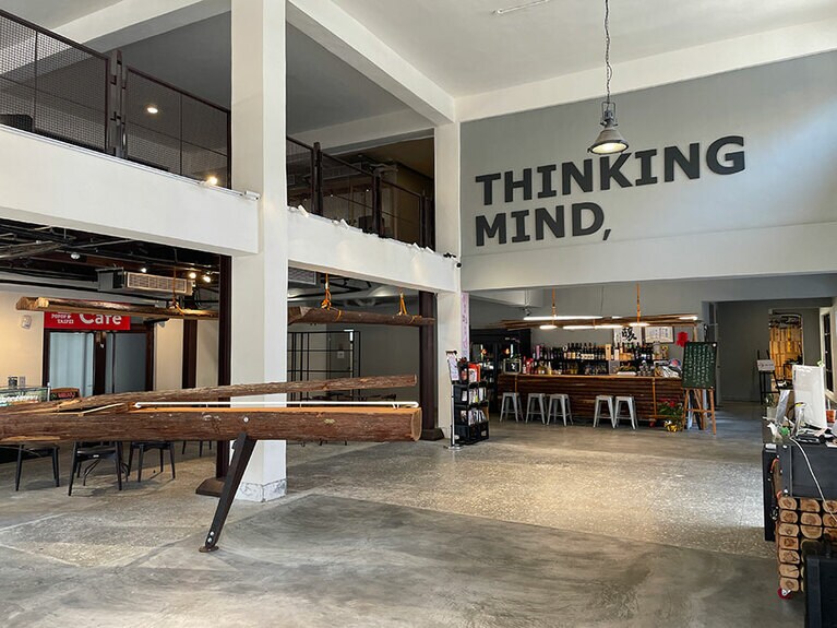 I棟入り口すぐのスペース。インフォメーションカウンターとカフェバーがあります。