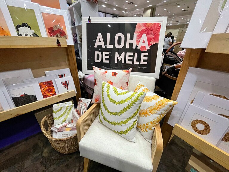 「アロハ・デ・メレ」のレイをモチーフにしたクッションカバーや、ハワイのお花のアート。