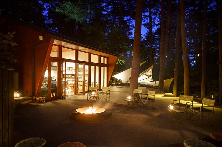 クラウドテラスで夜ごと開催される焚き火BAR、「森の演奏会」も楽しみ。