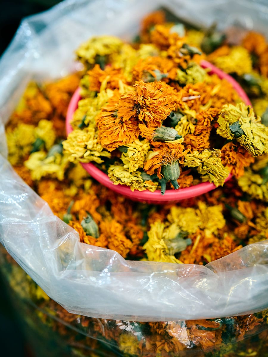 思わず足をとめた薬草店「チユンヤクチョ」の眼に効くという乾燥マリーゴールド。花柄を除いた花びらに、熱いお湯を注ぎお茶として楽しむ。