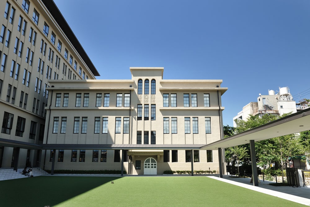 1920年代に建てられ、４代目坂田藤十郎氏らも学んだ旧・立誠小学校の校舎。