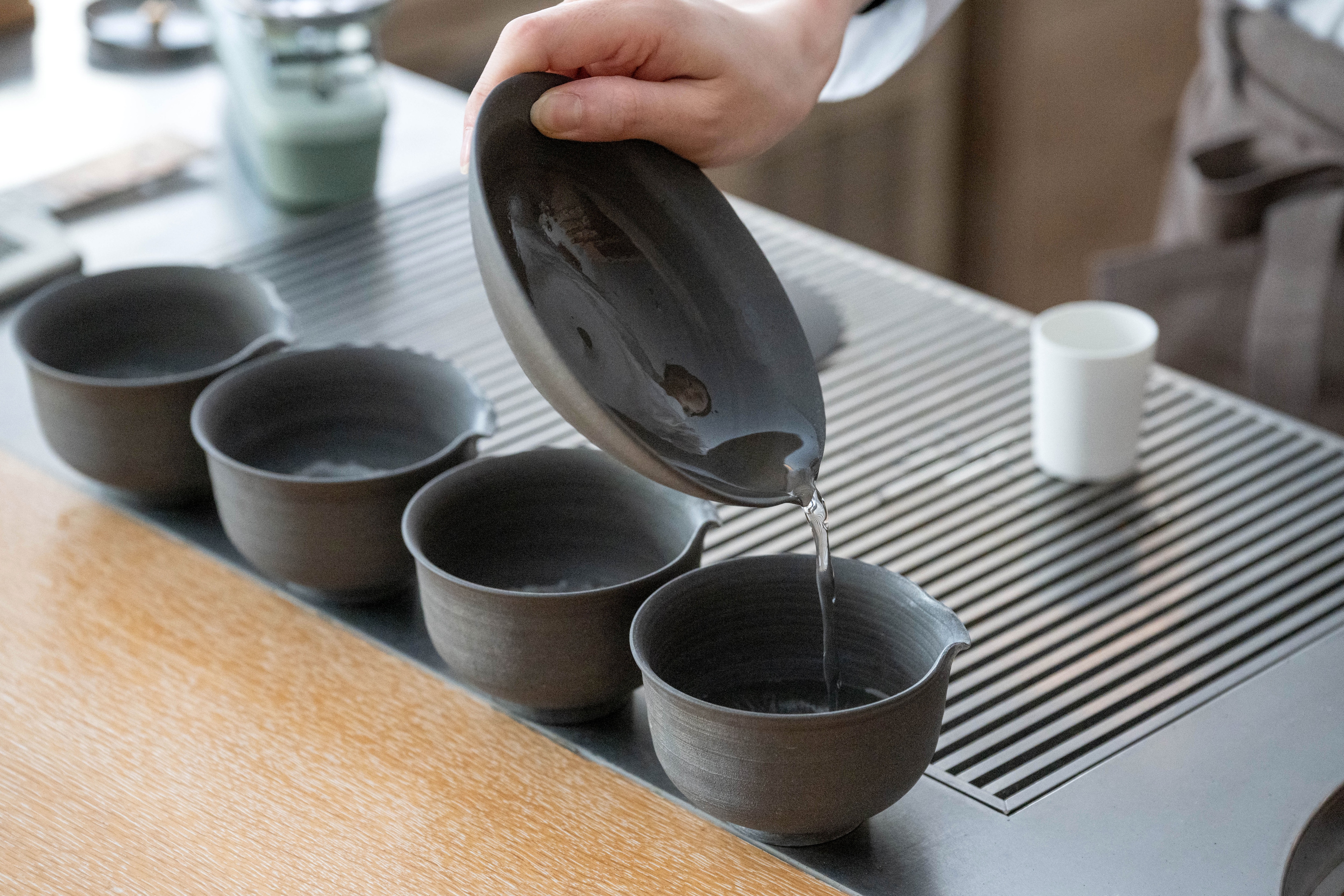 器に温度差があると茶葉が過敏に反応してしまうため、まず茶器を温めます。