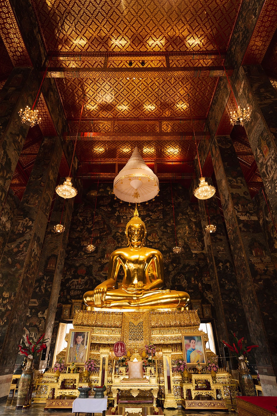 礼拝堂の仏像は、タイ最大の青銅仏。お祈りすれば、出世をもたらすと信じられている。