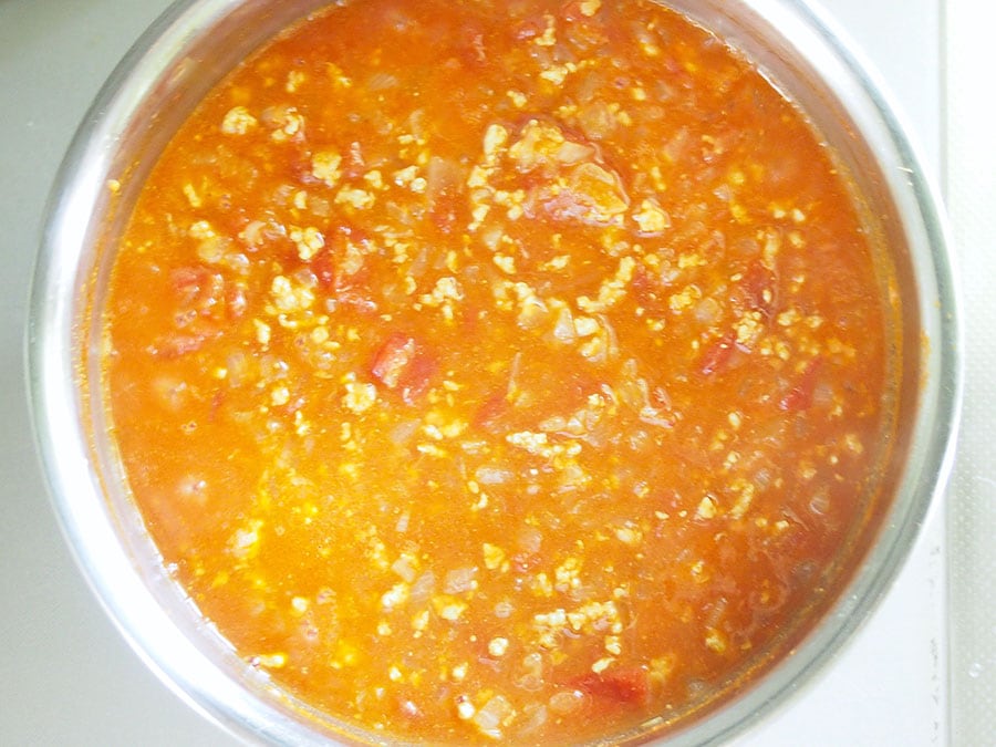 (6) トマトの酸味が馴染んで、野菜の甘みが出てくるまでじっくり煮込みましょう。