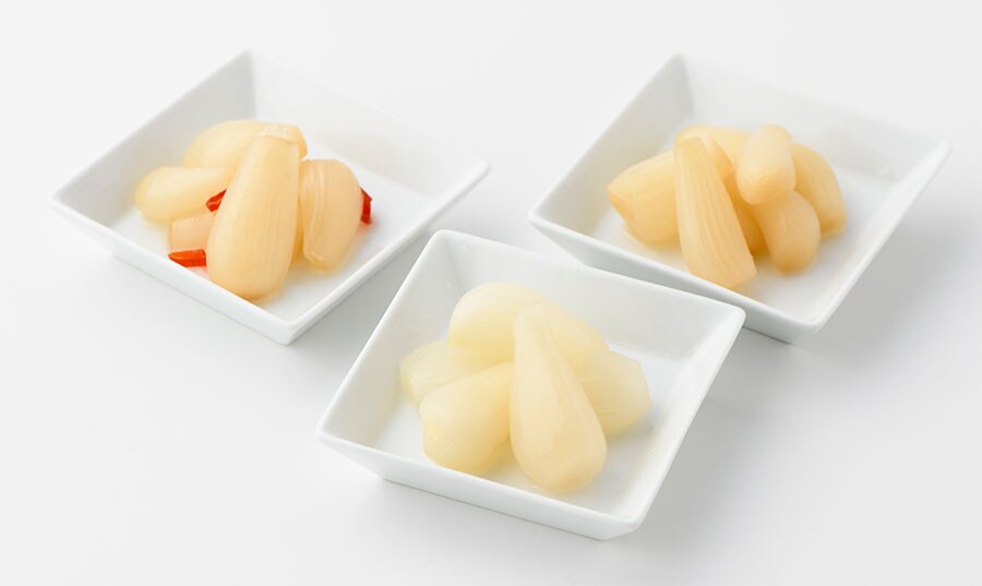 【鳥取県】寿製菓の「鳥取のらっきょう」(左からピリ辛、甘酢、梨)。