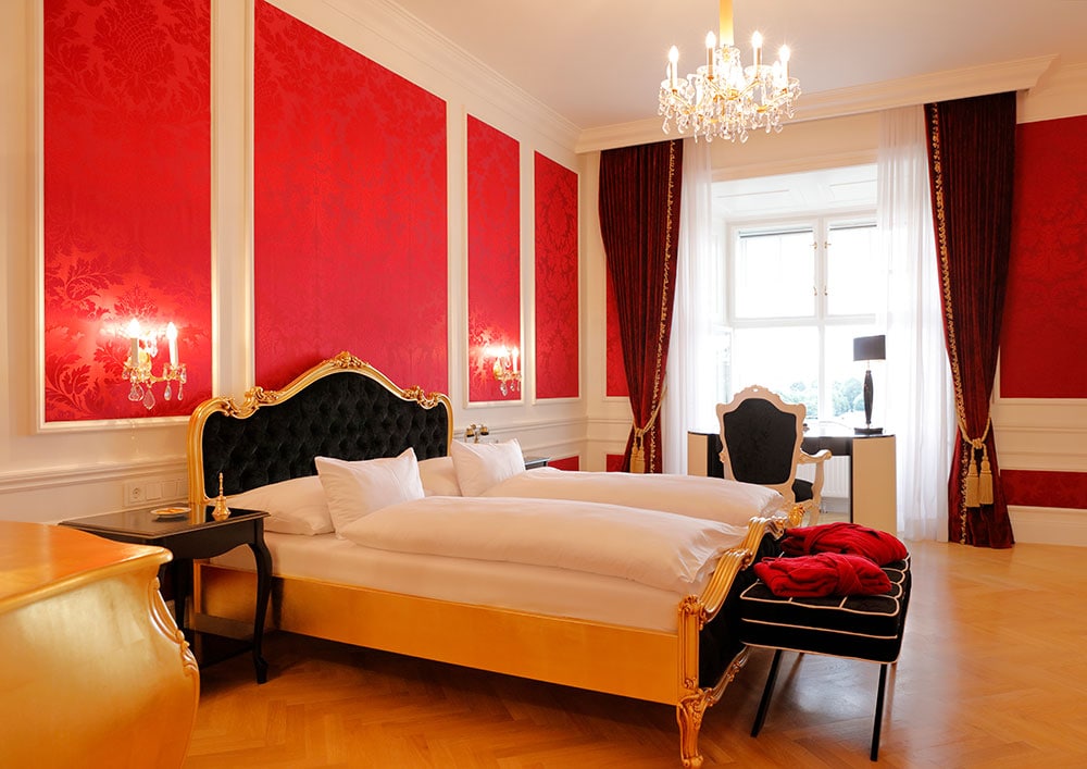 シェーンブルン宮殿で実際に宿泊する客室のベッドルーム。