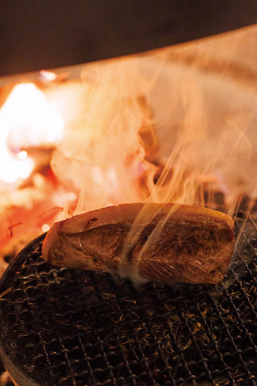 メインの蝦夷鹿は9割をオーブンで焼き仕上げに暖炉でスモークする。