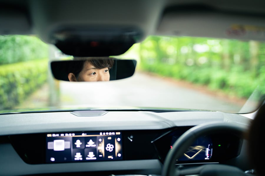 温もり感あるグレーの車内は落ち着いた印象。DS 4をドライブするのは今回が初という飯嶌寿子さん。