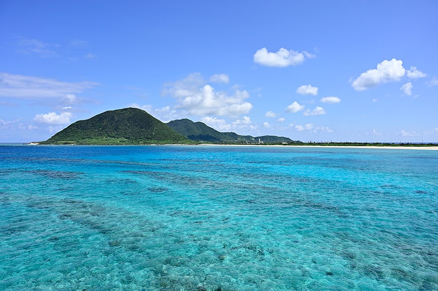 伊平屋島の南端・米崎海岸から眺める青い海と阿波岳。