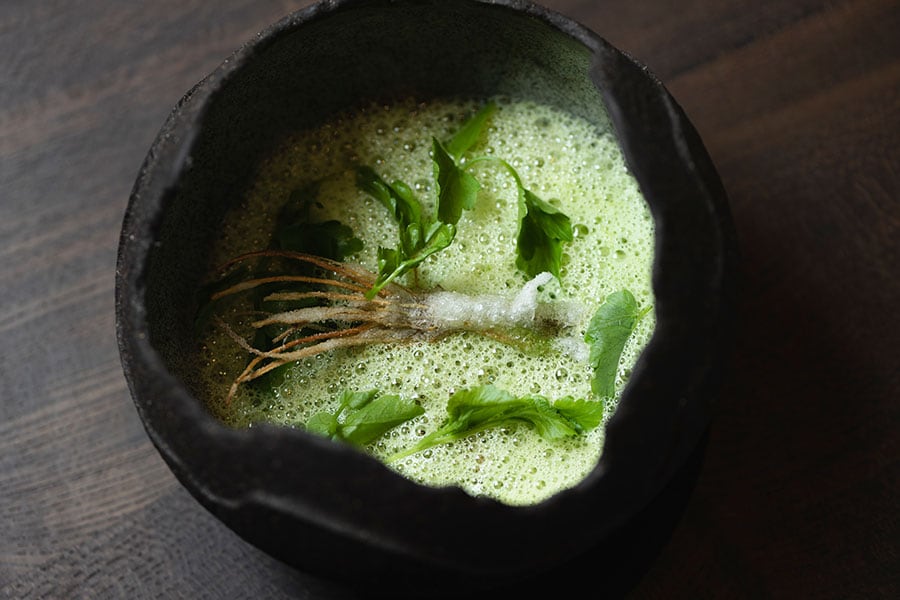 セリの鮮やかな緑とみずみずしい香りが食欲をそそる。©Wataru Sato