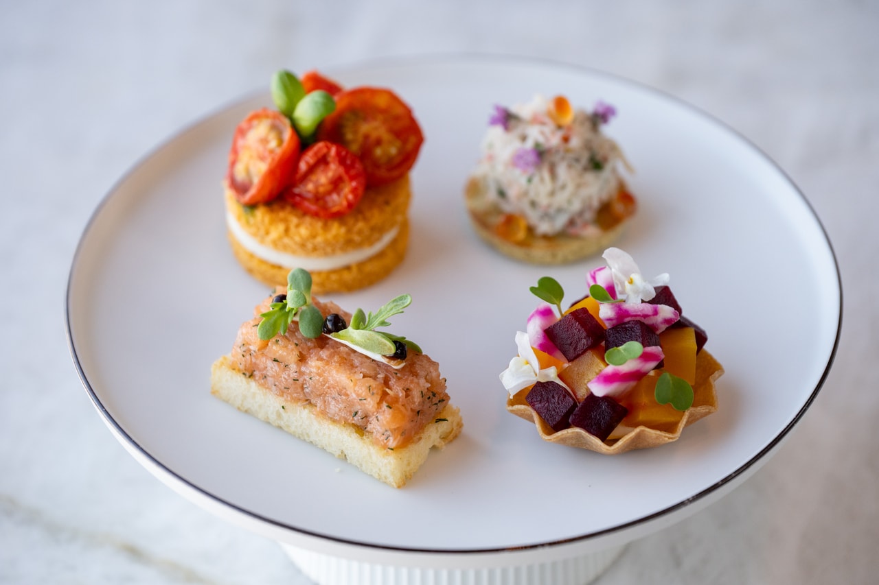 左上から時計回りに、「モッツァレラとトマトコンフィ バジルソースのサンドウィッチ」、「ズワイ蟹のマリネ オーロルソース いくら」、「カラービーツとサワークリームのタルトレット」、「サステナブルサーモンのタルタル ブリオッシュ バルサミコとチーズクリーム」。
