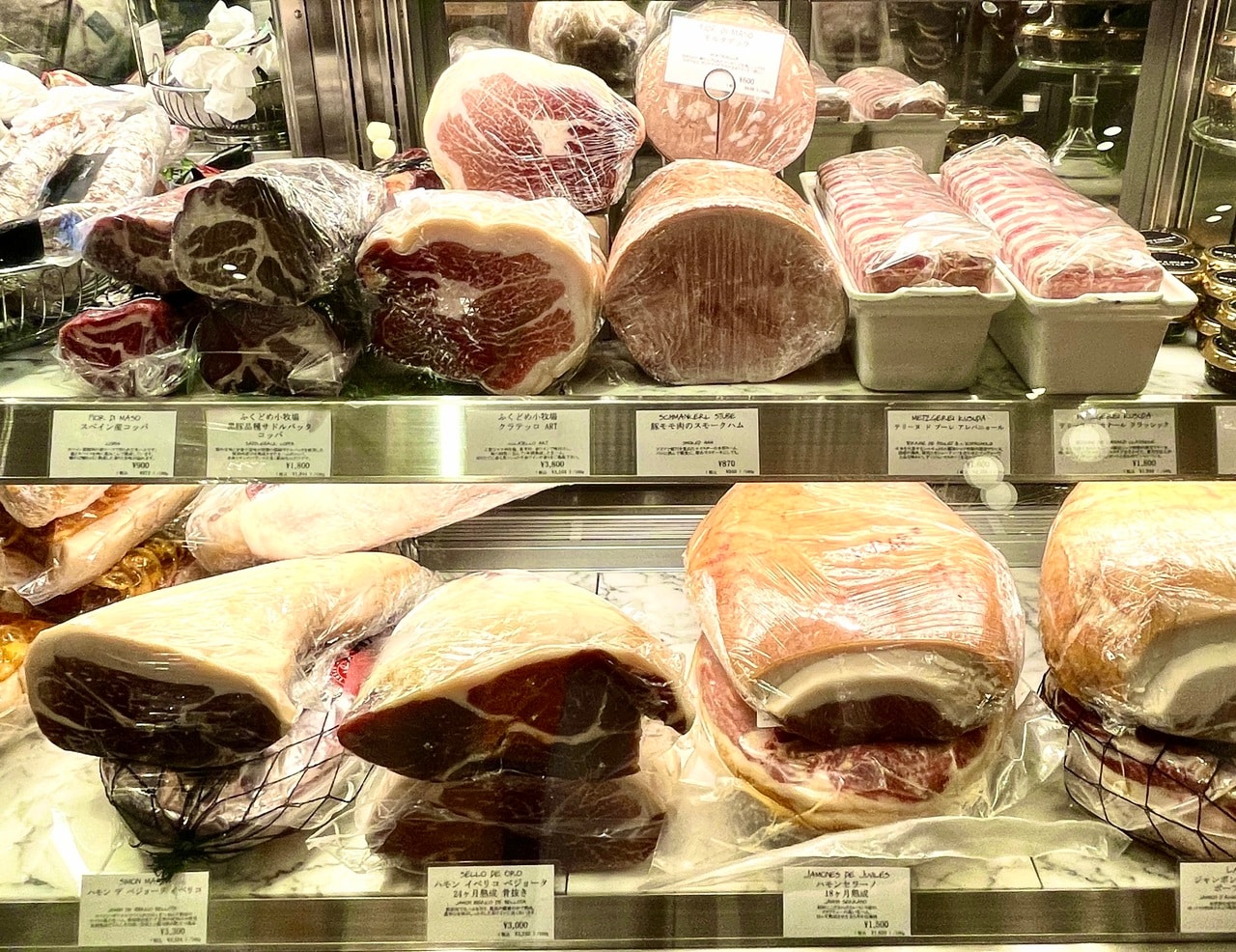 ワインセラーの隣には、熟成にこだわる職人の生ハムやサラミをはじめ、国内外から厳選したシャルキュトリーがずらり。