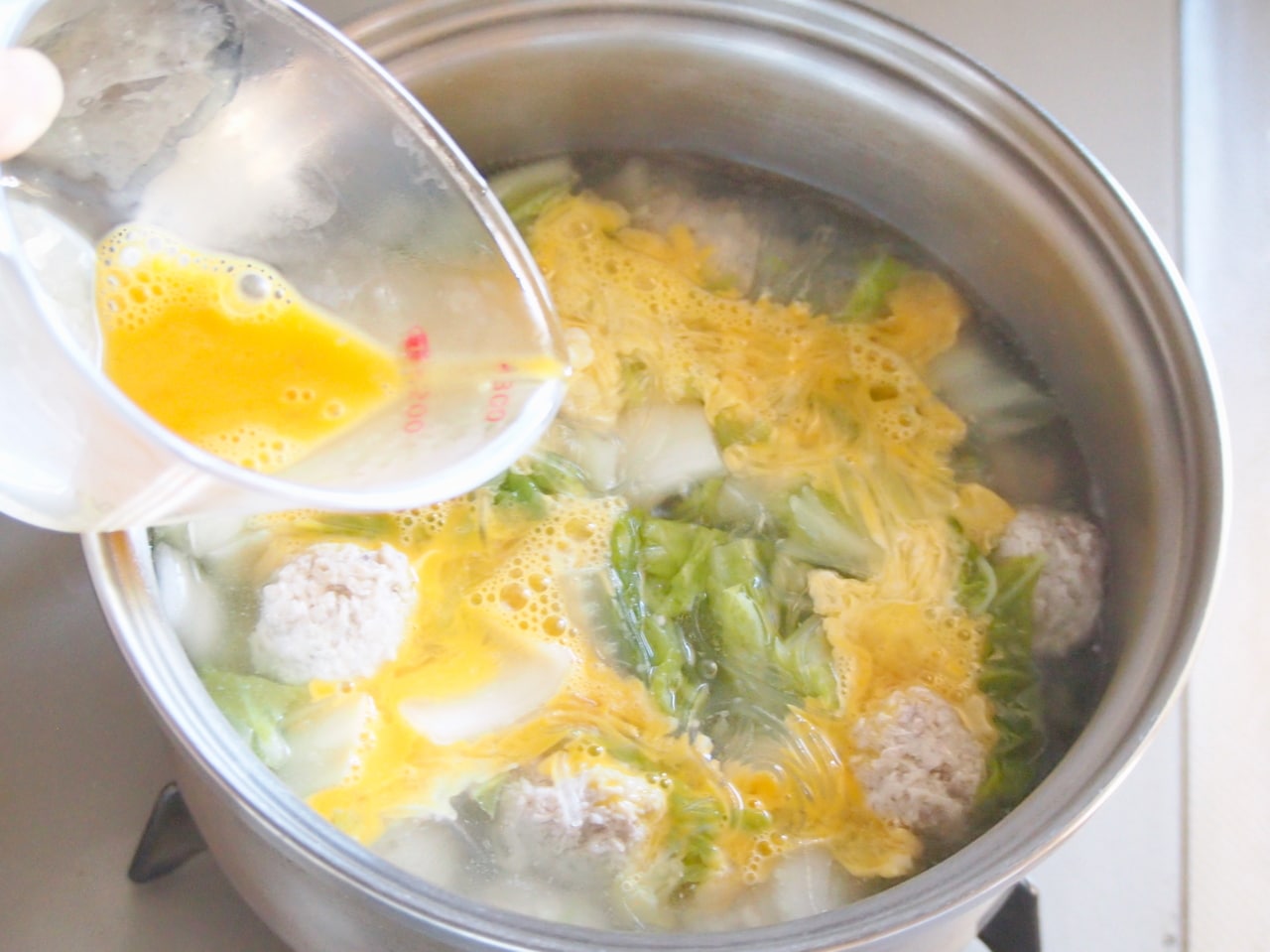 春雨が柔らかくなってきたら、溶き卵を回し入れる。