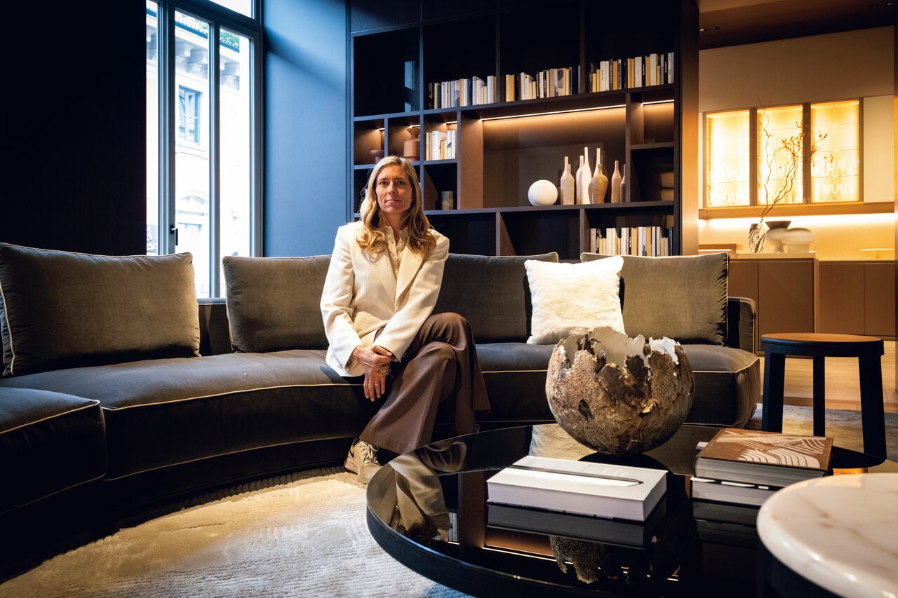 マーケティング＆コミュニケーション部門を率いる、ジュリア・モルテーニ氏。オーナーファミリーの3代目。彼女が座っているソファはヴィンセント・ヴァン・ドゥイセンによる「Augusto」。